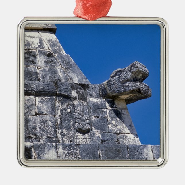 Adorno Metálico Cerca de las piedras que forman un antiguo maya (Frente)