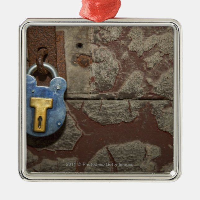 Adorno Metálico Cerradura metalizado antigua en la pared de piedra (Frente)