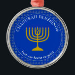 Adorno Metálico CHANUKAH BLESSINGS | Menorah | Hanukkah<br><div class="desc">Elegante cobalto azul CHANUKAH BENDICIONES Ornamento Metalizado con la falsa Estrella de David de plata en un patrón de baldosas en el fondo, y una falsa menorah de oro en el centro. El texto lee BENDICIONES DE CHANUKAH DE NUESTRA CASA A LA TUYA y es PERSONALIZABLE, así que puede modificar...</div>