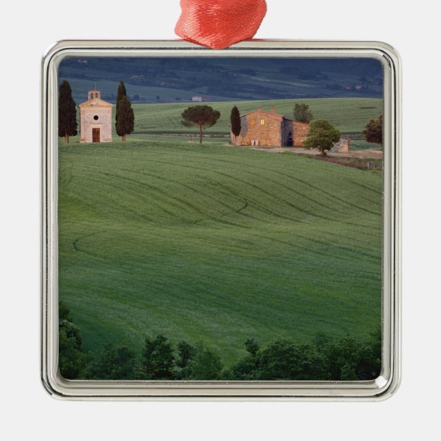 Adorno Metálico Chapel San Quirico d'Orcia, Toscana, Italia (Frente)