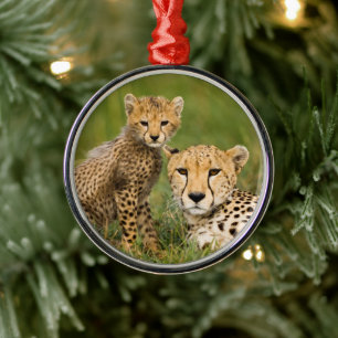 Adorno Metálico Cheetah Cub y padre de hierba