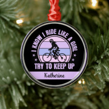 Chica de ciclismo intenta mantener la bicicleta re