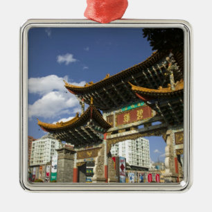 Adorno Metálico CHINA, Provincia de Yunnan, Kunming. Arco conmemor