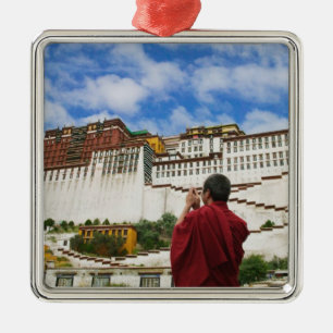 Adorno Metálico China, Tíbet, Lhasa, monje tibetano con Potala
