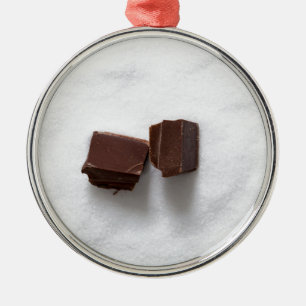 Adorno Metálico Chocolate con azúcar como fondo