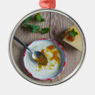 Adorno Metálico Chutney de piña de cebolla en madera rústica