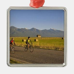 Adorno Metálico Ciclistas de carretera pasean por un camino rural