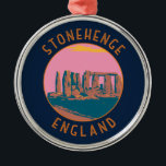Adorno Metálico Círculo alterado por Stonehenge retro<br><div class="desc">Obra vectorial de Stonehenge. Se compone de un anillo exterior de piedras verticales paradas de sarsen,  cada una de ellas de unos 4 metros de altura,  de siete pies de ancho,  y de un peso de unas 25 toneladas,  coronado por piedras horizontales de lintel.</div>