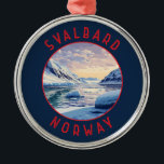 Adorno Metálico Círculo alterado retro de Svalbard Noruega<br><div class="desc">Svalbard en un estilo de arte vector. Es una de las zonas habitadas más al norte del mundo,  conocida por su terreno escarpado y remoto de glaciares y tundra congelada que alberga osos polares,  renos de Svalbard y zorros del Ártico.</div>