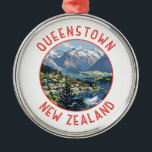 Adorno Metálico Círculo de angustia retro de Queenstown Nueva Zela<br><div class="desc">Diseño de viaje retro de Queenstown. Se encuentra a orillas del lago Wakatipu,  en la isla sur,  frente a los espectaculares Alpes del sur.</div>