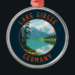 Adorno Metálico Círculo de angustia retro en el Lago Eibsee Aleman<br><div class="desc">Diseño artístico vectorial del lago Eibsee. Se encuentra en la base norte de Zugspitze,  la montaña más alta de Alemania.</div>