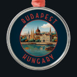 Adorno Metálico Círculo de Budapest Hungría retro perturbado<br><div class="desc">Diseño de viaje vectorial retro de Budapest en estilo emblema. Budapest,  la capital de Hungría,  está dividida por el río Danubio. Su Puente Cadena del siglo XIX conecta el barrio montañoso de Buda con la Pest plana.</div>