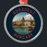 Adorno Metálico Círculo de Budapest Hungría retro perturbado<br><div class="desc">Diseño de viaje vectorial retro de Budapest en estilo emblema. Budapest,  la capital de Hungría,  está dividida por el río Danubio. Su Puente Cadena del siglo XIX conecta el barrio montañoso de Buda con la Pest plana.</div>