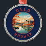 Adorno Metálico Círculo en peligro retro de Oslo en Noruega<br><div class="desc">Diseño de viaje vectorial retro de Oslo. Oslo,  la capital de Noruega,  se encuentra en la costa sur del país,  a la cabeza del fiordo de Oslofjord.</div>
