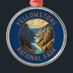 Adorno Metálico Círculo perturbado del río del Parque Nacional Yel<br><div class="desc">Diseño de arte vectorial de piedra amarilla. El parque cuenta con espectaculares cañones,  ríos alpinos,  exuberantes bosques,  aguas termales y géisers,  incluyendo su más famoso,  Old Faithful.</div>