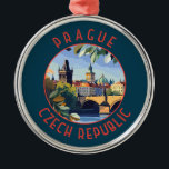Adorno Metálico Círculo retro en peligro de Praga<br><div class="desc">Diseño de viaje vectorial retro de Praga. Praga,  capital de la República Checa,  está dividida por el río Vltava. Llamada "la ciudad de las cien arañas",  es conocida por su Plaza del Casco Antiguo.</div>