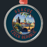Adorno Metálico Círculo retro en peligro de Praga<br><div class="desc">Diseño de viaje vectorial retro de Praga. Praga,  capital de la República Checa,  está dividida por el río Vltava. Llamada "la ciudad de las cien arañas",  es conocida por su Plaza del Casco Antiguo.</div>