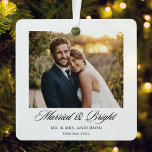 Adorno Metálico Clásica moderna foto de Boda casado y brillante<br><div class="desc">Ornamentos de fotos bodas diseñados por personalizados que presentan caligrafía de estilo clásico con foto,  nombre y año personalizados de recién casados.</div>