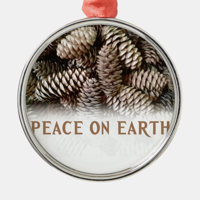 Adorno Metálico Clásico Holiday Pine Cone Peace On Earth (Frente)