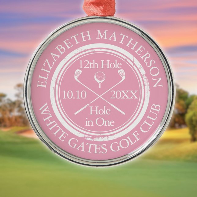 Adorno Metálico Clásico Hoyo en Uno de Golf Personalizado Rosa (Golf Hole in One Classic Personalized Pink Metal Ornament)