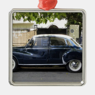 Adorno Metálico Coche Audi antiguo pero muy bien conservado.