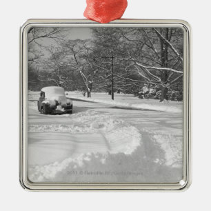 Adorno Metálico Coche capsulado nieve en la calle B&W