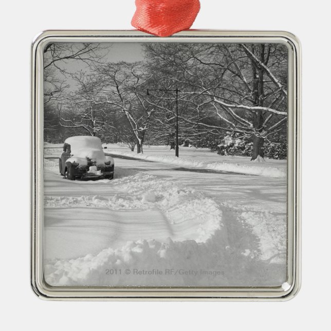 Adorno Metálico Coche capsulado nieve en la calle B&W (Frente)