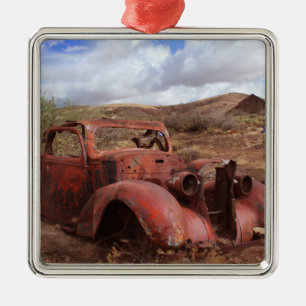 Adorno Metálico Coche viejo que aherrumbra en paisaje del desierto