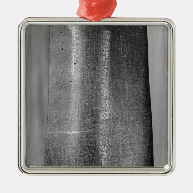 Adorno Metálico Código de Hammurabi, detalle de la columna (Frente)