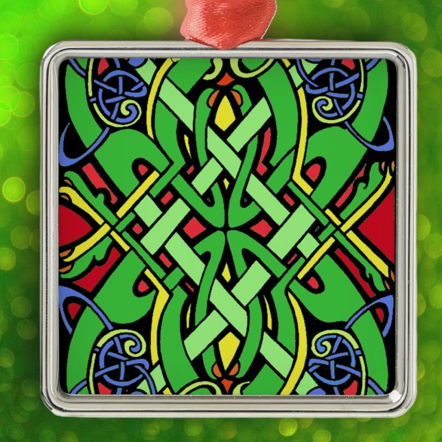 Adorno Metálico Colorido nudo celta irlandés (Irish Celtic ornate knot design in green, yellow blue, and red on hanging ornament.)