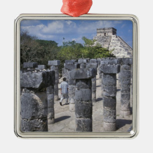 Adorno Metálico Columnas de piedra antiguas en Chichen Itza. Centr