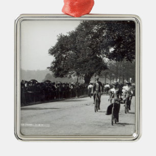 Adorno Metálico Completando un ciclo en Hyde Park, c.1910