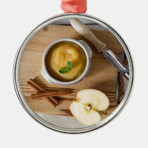 Adorno Metálico Compota de manzana con canela en tazón de loza