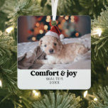 Adorno Metálico Confort y alegría de los Navidades modernos<br><div class="desc">Presentamos nuestro "Comfort & Joy" White Photo y Name Modern Navidades Ornament Metalizado, una inmaculada y personalizada adición a su decoración de vacaciones. Este metalizado ornamento de excelente factura presenta un diseño moderno con un acabado blanco limpio, adornado con el reconfortante mensaje de "Confort y Alegría". Lo que lo distingue...</div>