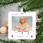 Adorno Metálico Corta foto de porra 1 Navidades Pintar impresiones<br><div class="desc">Celebra la primera Navidad de tu cachorro con este moderno adorno minimalista de conservas de fotos. El texto rojo dice "Mi primera Navidad", con la palabra "Navidades" en el moderno guión de escritura a mano. Reemplace fácilmente la imagen de muestra con su foto favorita, y agregue el nombre de su...</div>