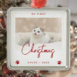 Adorno Metálico Corta foto gatito 1 Navidades Pinta pinturas rojas<br><div class="desc">Celebra la primera Navidad de tu gatito con este moderno adorno minimalista de conservas de fotos. El texto rojo dice "Mi primera Navidad", con la palabra "Navidades" en el moderno guión de escritura a mano. Reemplace fácilmente la imagen de ejemplo con su foto favorita, y agregue el nombre de su...</div>