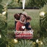 Adorno Metálico Corto corazón te ama la foto del Día de la Madre<br><div class="desc">Cute Heart Love You Mom's Day Photo Christmas Ornament incluye tu foto favorita con el texto "(corazón de amor) you Mom" en un moderno guión en blanco con tus nombres a continuación. Personalice editando el texto en el cuadro de texto proporcionado y agregando su propia imagen. Diseñado por ©Evco Studio...</div>