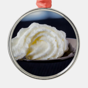 Adorno Metálico crema en un concepto macro de cuchara