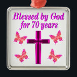 ADORNO METÁLICO CRISTIAN PINK 70TH BIRTHDAY CROSS DISEÑN<br><div class="desc">Este cristiano y alegre de 70 años adorará celebrar cumplir 70 años con este hermoso diseño de 70 años de cruz rosa y mariposa en Tees, bolsas de té, tazas, almohadas y regalos. Delibera a su espiritual y a su Dios amando a los 70 años con un regalo de cumpleaños...</div>