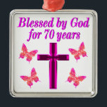 ADORNO METÁLICO CRISTIAN PINK 70TH BIRTHDAY CROSS DISEÑN<br><div class="desc">Este cristiano y alegre de 70 años adorará celebrar cumplir 70 años con este hermoso diseño de 70 años de cruz rosa y mariposa en Tees, bolsas de té, tazas, almohadas y regalos. Delibera a su espiritual y a su Dios amando a los 70 años con un regalo de cumpleaños...</div>
