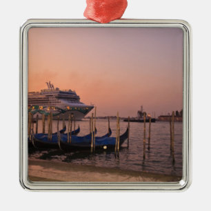 Adorno Metálico Crucero y góndolas cerca del Gran Canal, Italia