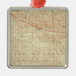 Adorno Metálico Cuadrilátero del Mt Pinos que muestra la grieta d