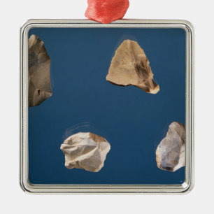 Adorno Metálico Cuatro herramientas, 35000-10000 A.C.