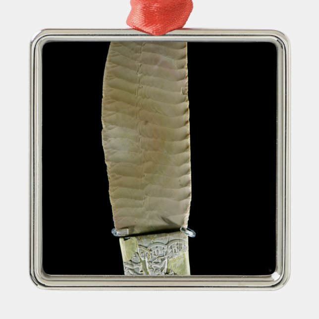 Adorno Metálico Cuchillo tallado con escenas de batalla (Frente)