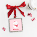 Adorno Metálico Cute Winter Snowman Pink Red Custom Name<br><div class="desc">Agradable ornamento personalizado de snowman o snowlady keepsake de invierno diseñado en colores rojo,  blanco y rosa. Incluye texto personalizado para un nombre. Se puede modificar el fondo rosa claro.</div>