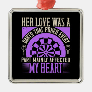 Adorno Metálico Darts - Her Love Was A Darts Affected My Heart
