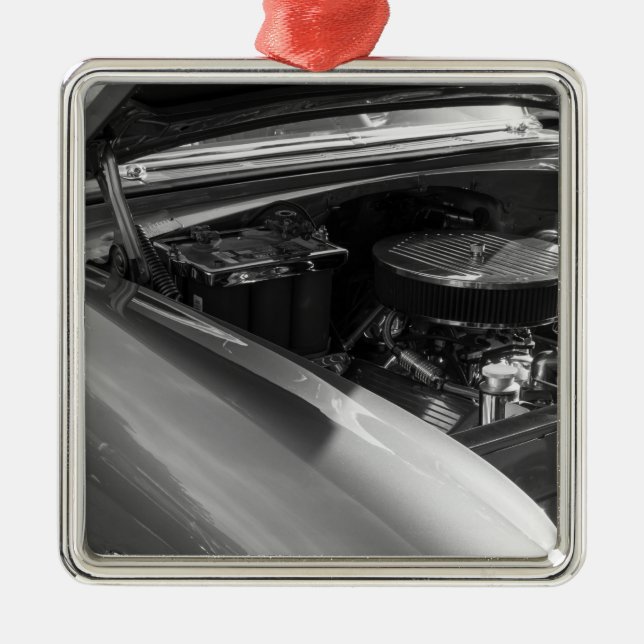 Adorno Metálico Debajo Del Capuchón (Frente)