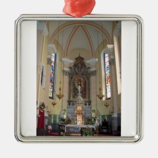 Adorno Metálico dentro de la iglesia de Brezje, Eslovenia