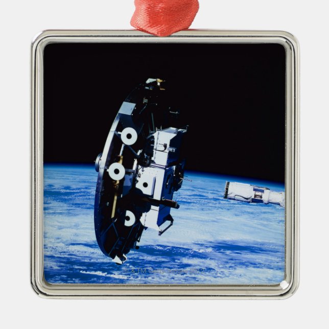 Adorno Metálico Despliegue de un satélite (Frente)