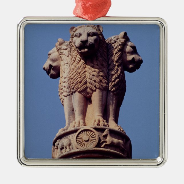 Adorno Metálico Detalle de un pilar de Ashoka (Frente)